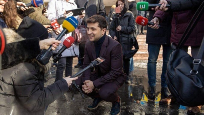 Зеленский спросил у Порошенко, правда ли, что конфеты Roshen есть в пайках повстанцев ДНР и ЛНР / Фото: facebook.com/zelenskiy95