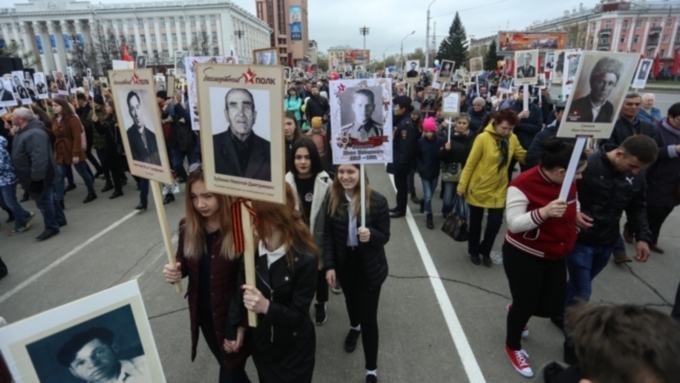 В 10:40 стартует "Бессмертный полк", который в две колонны пройдет по проспекту Ленина / Фото: Екатерина Смолихина / Amic.ru