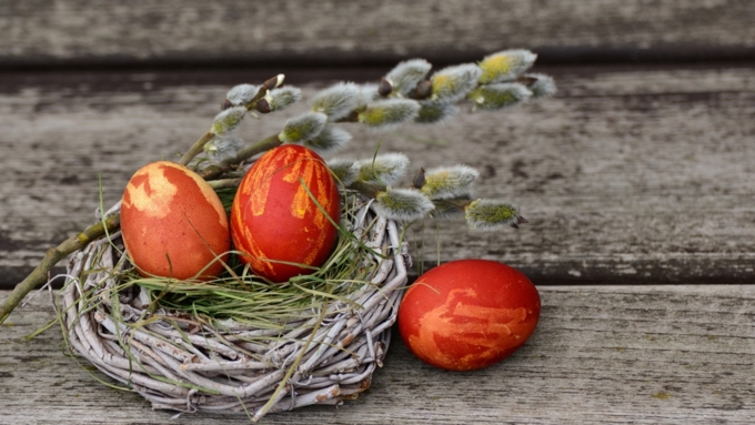 Можно для придания яйцам нужного оттенка использовать природные красители / Фото: https://pixabay.com
