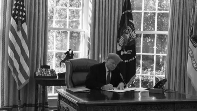 Трамп продемонстрировал свою подпись на документе о выходе из договора / Фото: twitter.com/PressSec