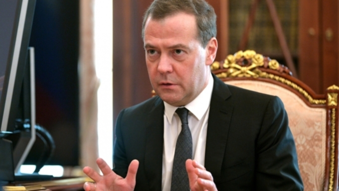 Медведев хочет внедрить практику работы учреждений по 