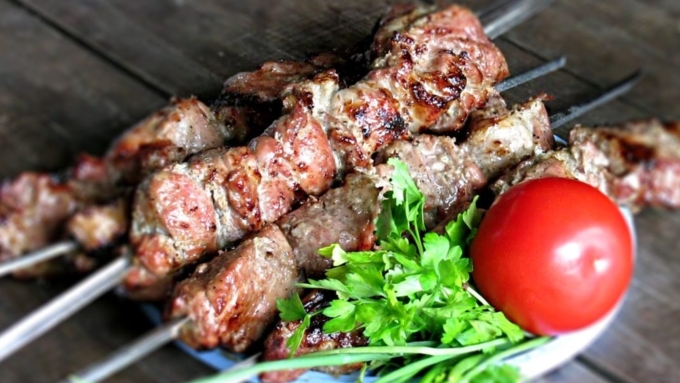 Специалисты советуют обращать внимание на внешний вид мяса и запах / Фото: очагвдоме.рф