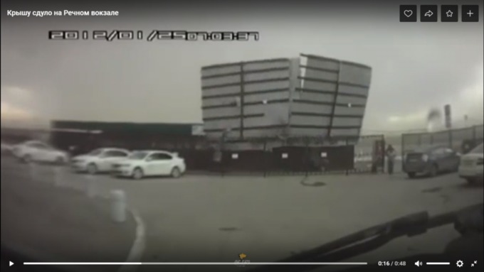 Металлоконструкция, пролетев несколько метров, приземлилась на парковку / Фото: скриншот из видео