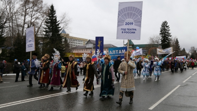 4,5 тысячи человек торжественно прошли в колонне по центральному проспекту Горно-Алтайска / Фото: altai-republic.ru