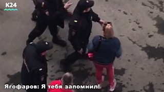 Журналист пояснил полицейским, что ему необходимо снять отъезд автомобиля спецмедперевозки / Фото: кадр из видео
