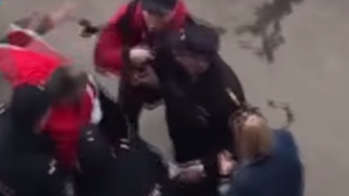 Жильцы дома сняли на камеру, как атакуют журналистов в присутствии сотрудников полиции / Фото: скриншот из видео