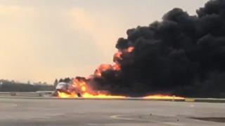 На кадрах видно, как откидывается трап самолета и на него буквально выпрыгивают люди / Фото: скриншот из видео