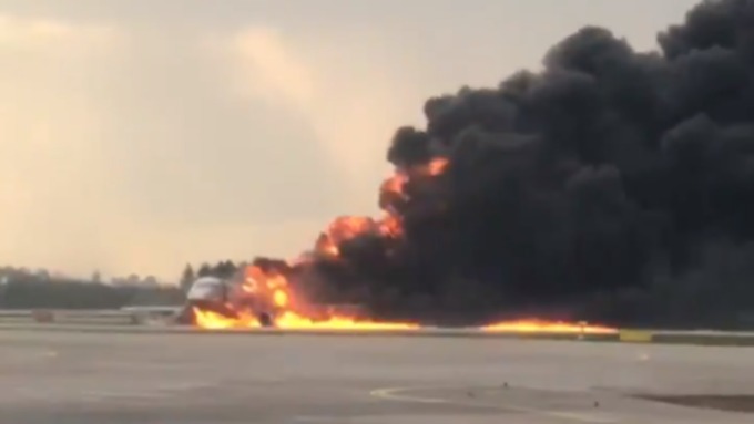 Когда спустили бортовой трап, авиалайнер уже сильно полыхал – люди буквально выпрыгивали из самолета / Фото: скриншот из видео