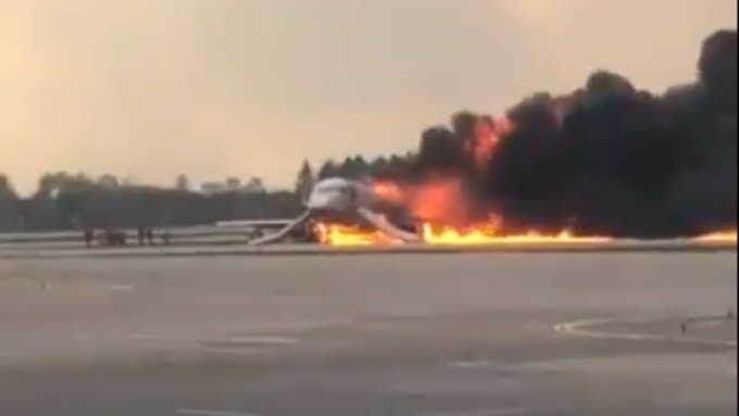 Специалиста обеспокоило состояние систем пожаротушения в загоревшемся самолете Sukhoi Superjet 100 / Фото: скриншот из видео
