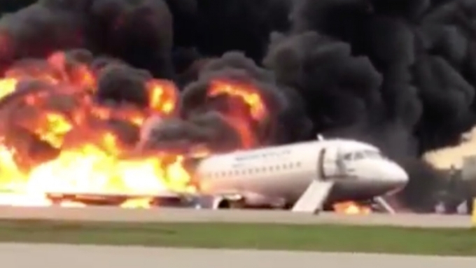 Возгорание самолета "Сухой Суперджет 100" в аэропорту Шереметьево / Фото youtube.com