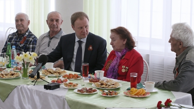 Томенко попил чаю с ветеранами Великой Отечественной войны / Фото: altairegion22.ru
