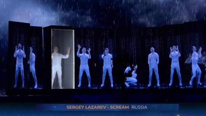 На кадрах видно, что Лазарев стоит на сцене в окружении зеркал / Фото: кадр из видео