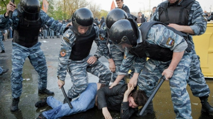 В отношении участников шествия была применена сила и спецсредства / Фото: autogear.ru