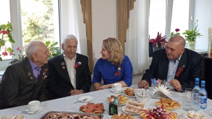 Ветераны за праздничным столом рассказывают о военных годах министру соцзащиты