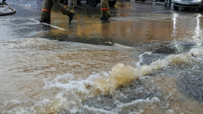На месте происшествия работает аварийная бригада водоканала / Фото: newsbel.by
