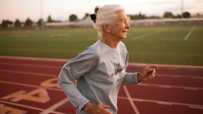 Желающим долго жить советуют следить за своим питанием и физической активностью / Фото: tribecafilm.com