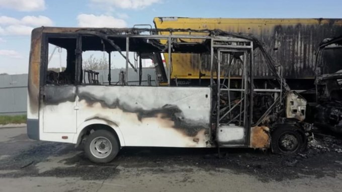Пламенем практически уничтожены два микроавтобуса: Peugeot и "Газель Next" / Фото: facebook.com / Михаил Большов