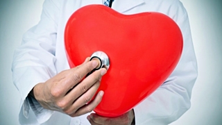 В первую очередь для защиты сердца нужно отказаться от курения / Фото: kcmedservice.ru
