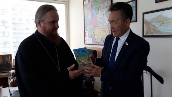 Белеков подарил архиепископу Каллистрату свою книгу: "С какого ты Алтая?" / Фото: eparhia-gorniyaltay.ru