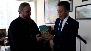 Белеков подарил архиепископу Каллистрату свою книгу: 