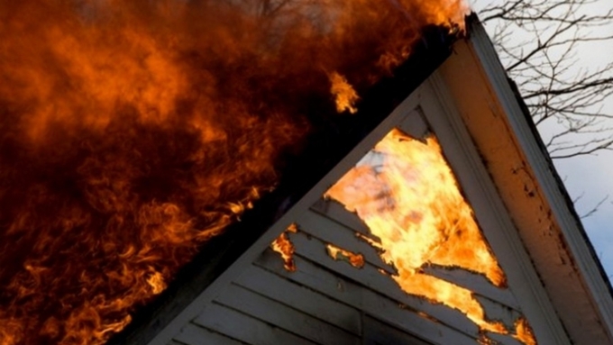 На момент прибытия пожарных частный дом полыхал открытым огнем / Фото: en-media.tv