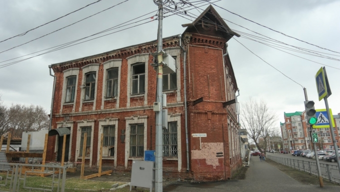 В Барнауле еще не успели снести главное здание усадьбы Михайлова / Фото: Екатерина Смолихина / Amic.ru