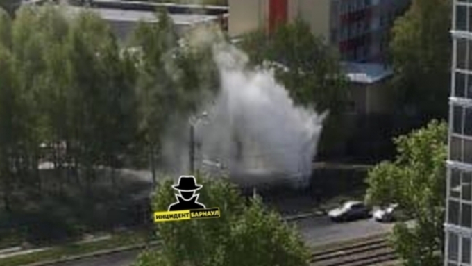 Жители Барнаула сообщают об очередном "фонтане" воды / Фото: vk.com/incident22