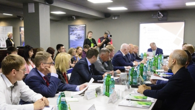 Участники круглого стола обсуждают новый генплан Барнаула / Фото: altapress.ru