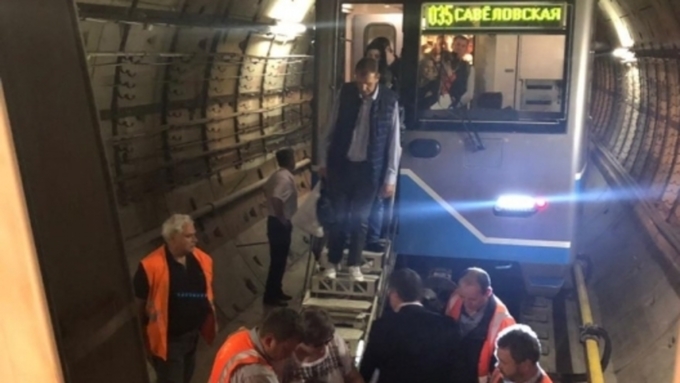 К местам вставших поездов отправили технику для эвакуации людей / Фото: twitter.com/MetroOperativno