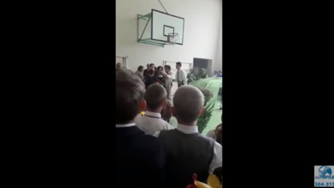 Школьника после нападения на депутата скрутили и вывели из зала / Фото: кадр из видео