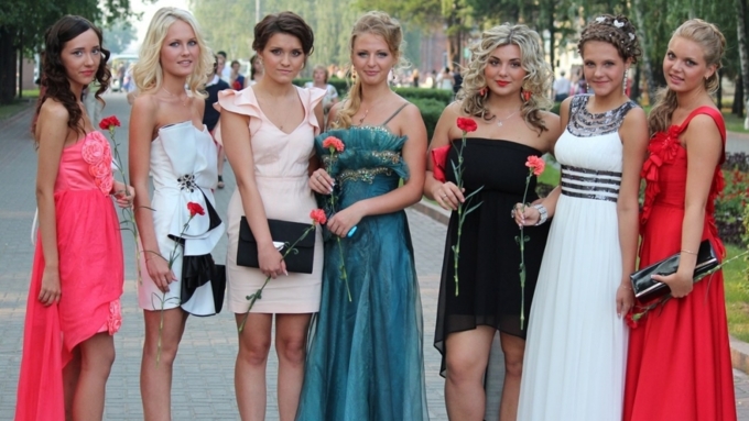 Отмечается, что дороже всего выпускные платья обходятся липецким школьницам / Фото: n1s2.hsmedia.ru