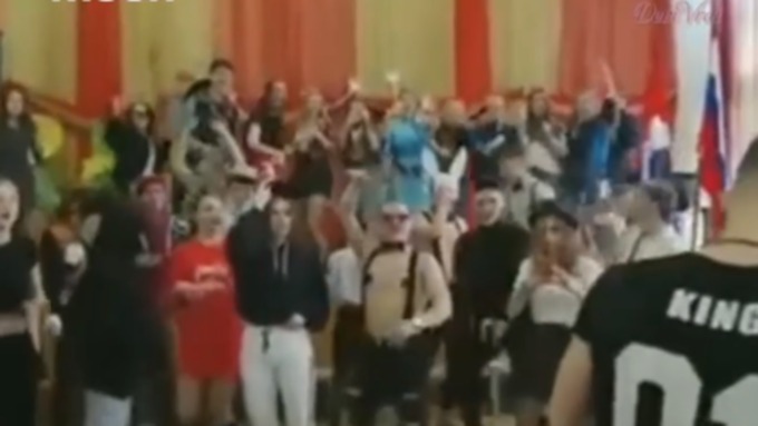 Подростки были одеты в костюмы зайчиков и полицейских, носили черные маски с ушами / Фото: кадр из видео