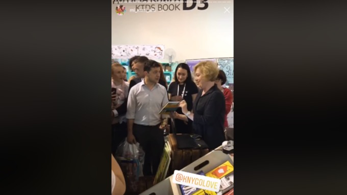 Зеленский улыбнулся и принял подарок – книгу "Политика для начинающих" / Фото: кадр из видео