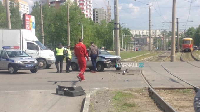 Авария случилась на пересечении улиц Малахова и Юрина / Фото: vk.com/barneos22