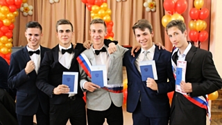 Милонов предложил проверять всех школьников на наркотики перед выпускным / Фото: sch2vo.ru