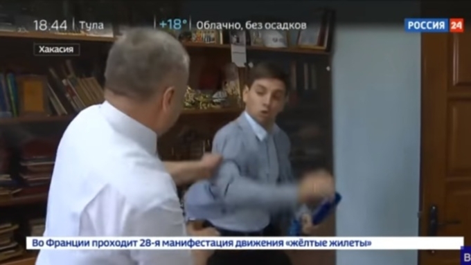 Зайцев напал на журналиста в своем рабочем кабинете / Фото: кадр из видео
