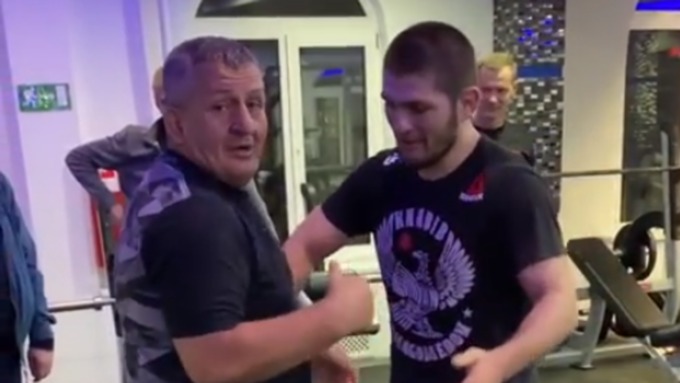 Хабиб Нурмагомедов поборолся со своим отцом / Фото: кадр из видео