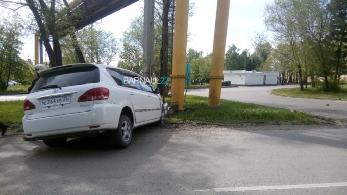 В Барнауле в результате ДТП на проспекте Калинина был поврежден газопровод д-530
