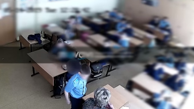 Второклассник подходит к педагогу и начинает кричать, что "сломает голову" / Фото: кадр из видео