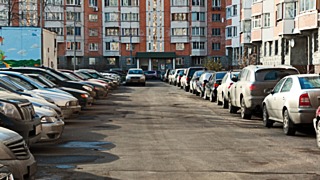 Припаркованные авто часто мешают вывозу мусора / Фото: auto.mail.ru
