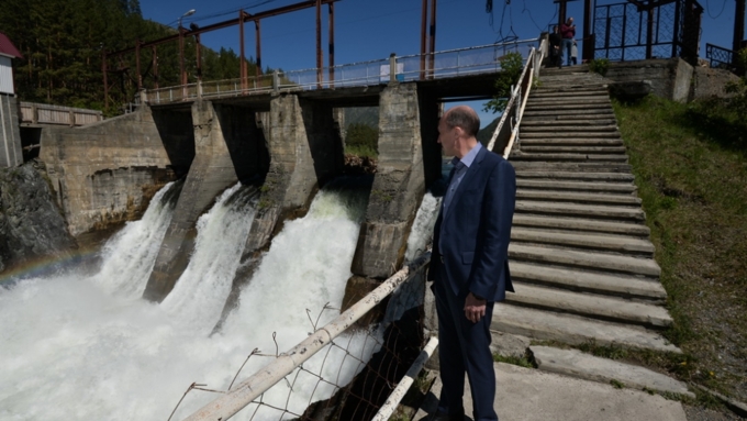 Врио главы Республики Алтай Олег Хорохордин посетил Чемальскую ГЭС / Фото: altai-republic.ru