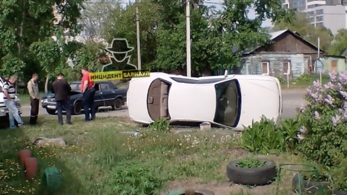 Удар отечественного автомобиля пришелся в боковую часть иномарки, от чего она перевернулась на бок / Фото: vk.com/incident22