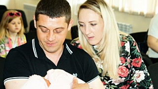 Супруги Гуртяк любуются на новорожденную дочь Милану / Фото: Павел Селиверстов