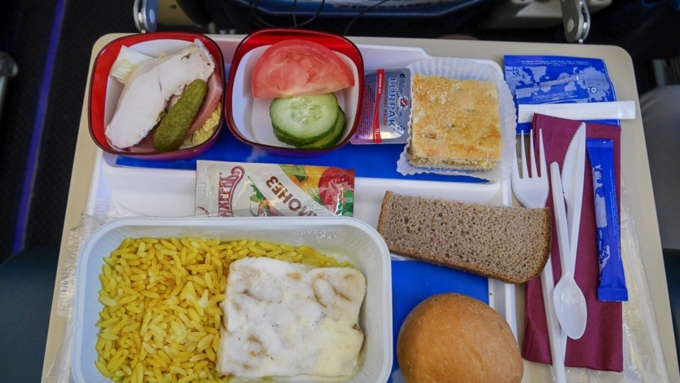 Некоторые авиакомпании кормят клиентов при перелетах любой дальности / Фото: dolzhenkov.ru