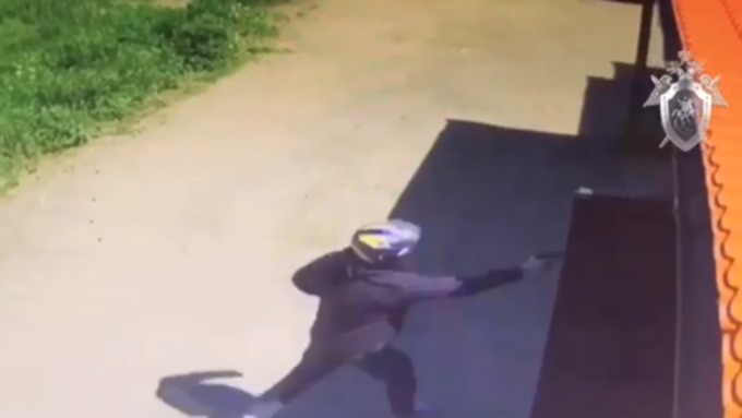 Киллер в шлеме дожидался жертву у служебного входа / Фото: кадр из видео