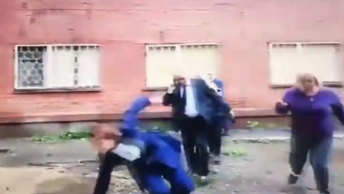 Мэр с иронией отнеслась к инциденту и не пострадала во время падения / Фото: кадр из видео