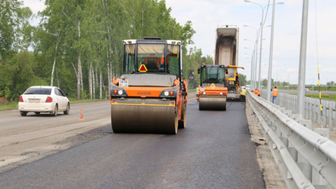 Новую четырехполосную трассу протяженностью 2,7 км и путепровод длиной 77 п. м запустят в июле / Фото: uprdoraltay.ru