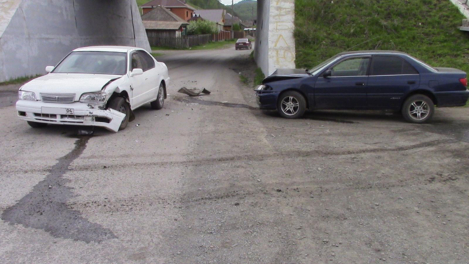 Столкнулись два автомобиля марки Toyota: Camry и Carina / Фото: 04.мвд.рф