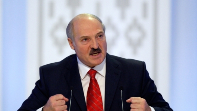 Александр Лукашенко во время посещения ОАО "Нафтан" выразил недовольство суммой компенсации / Фото: sonar2050.org