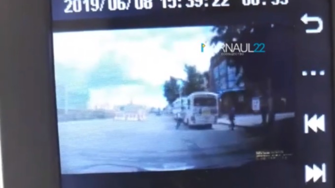 Автобус стоял на остановке / Фото: кадр из видео